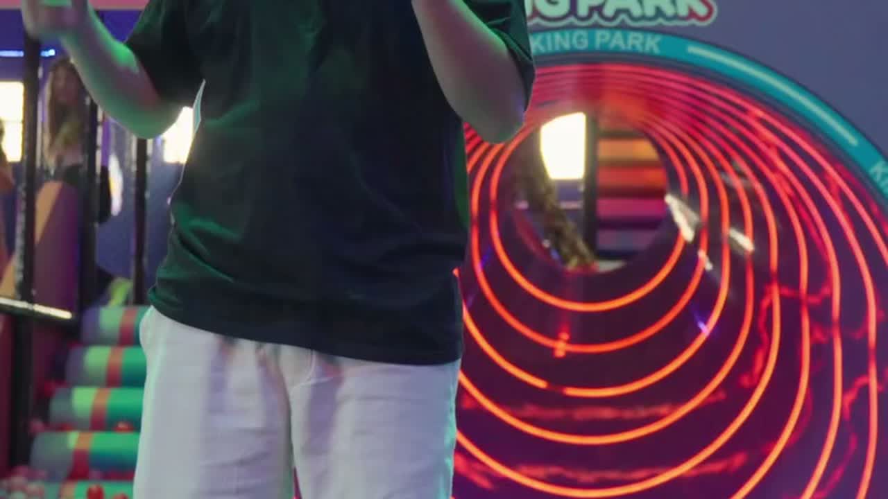 Crianças a saltar na zona de trampolins do KING PARK